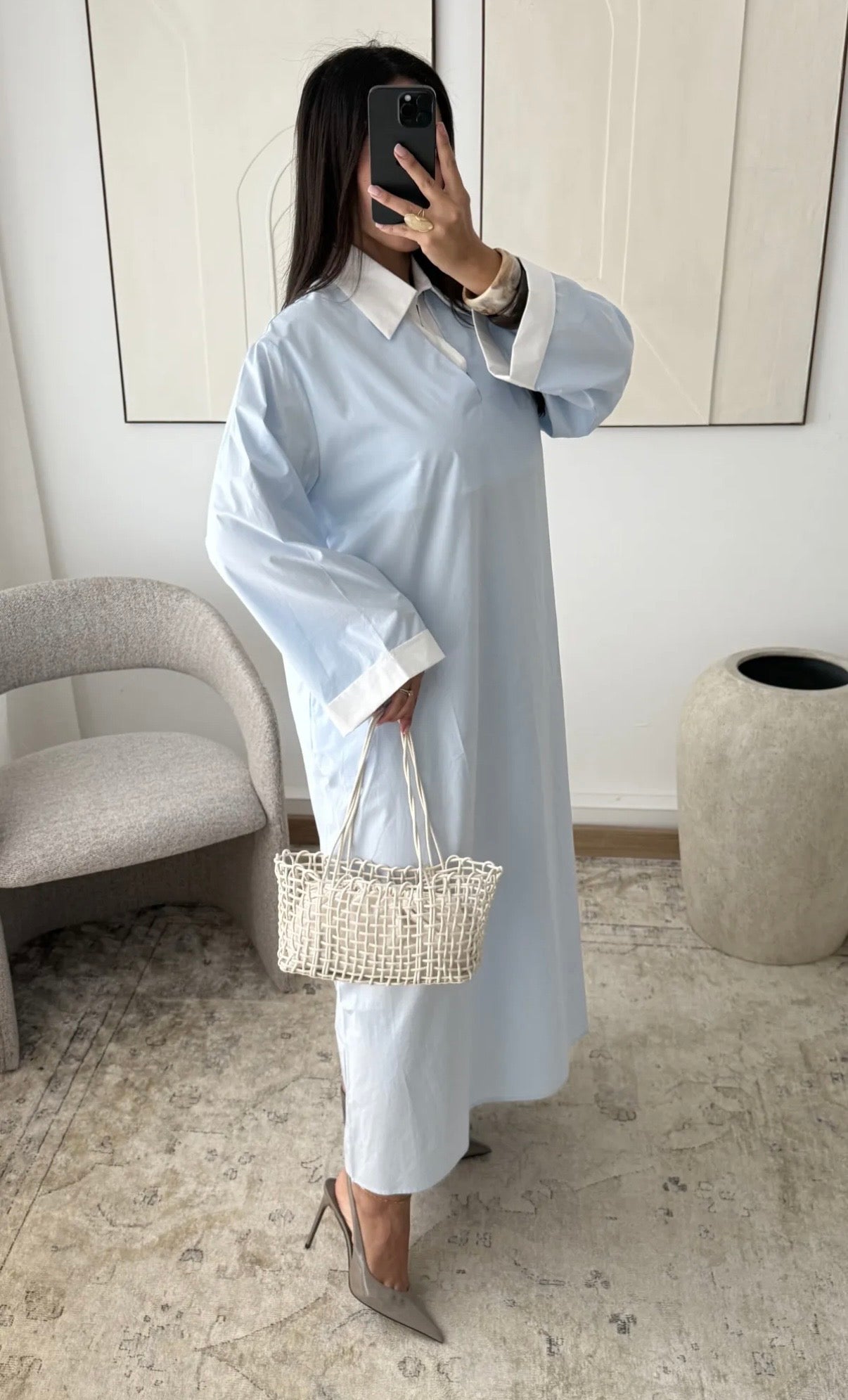 Vestido elegante minimalista con cuello camisero