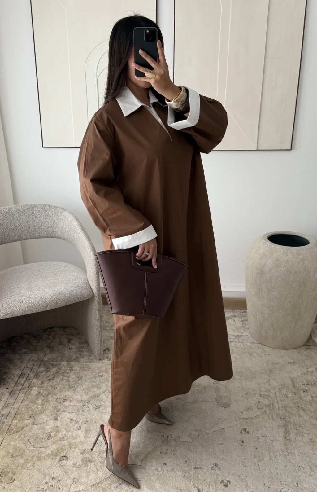 Vestido elegante minimalista con cuello camisero