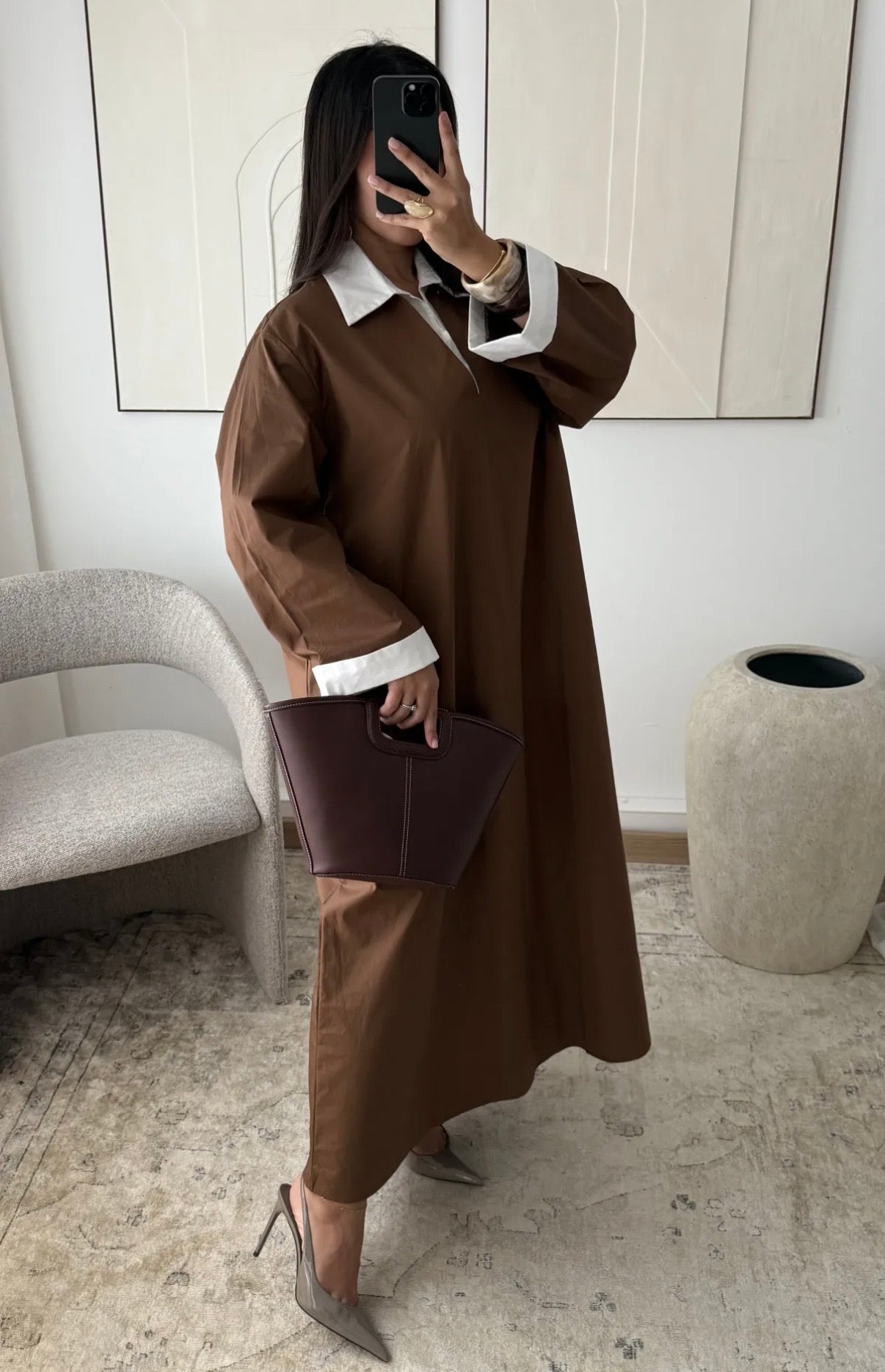 Vestido elegante minimalista con cuello camisero