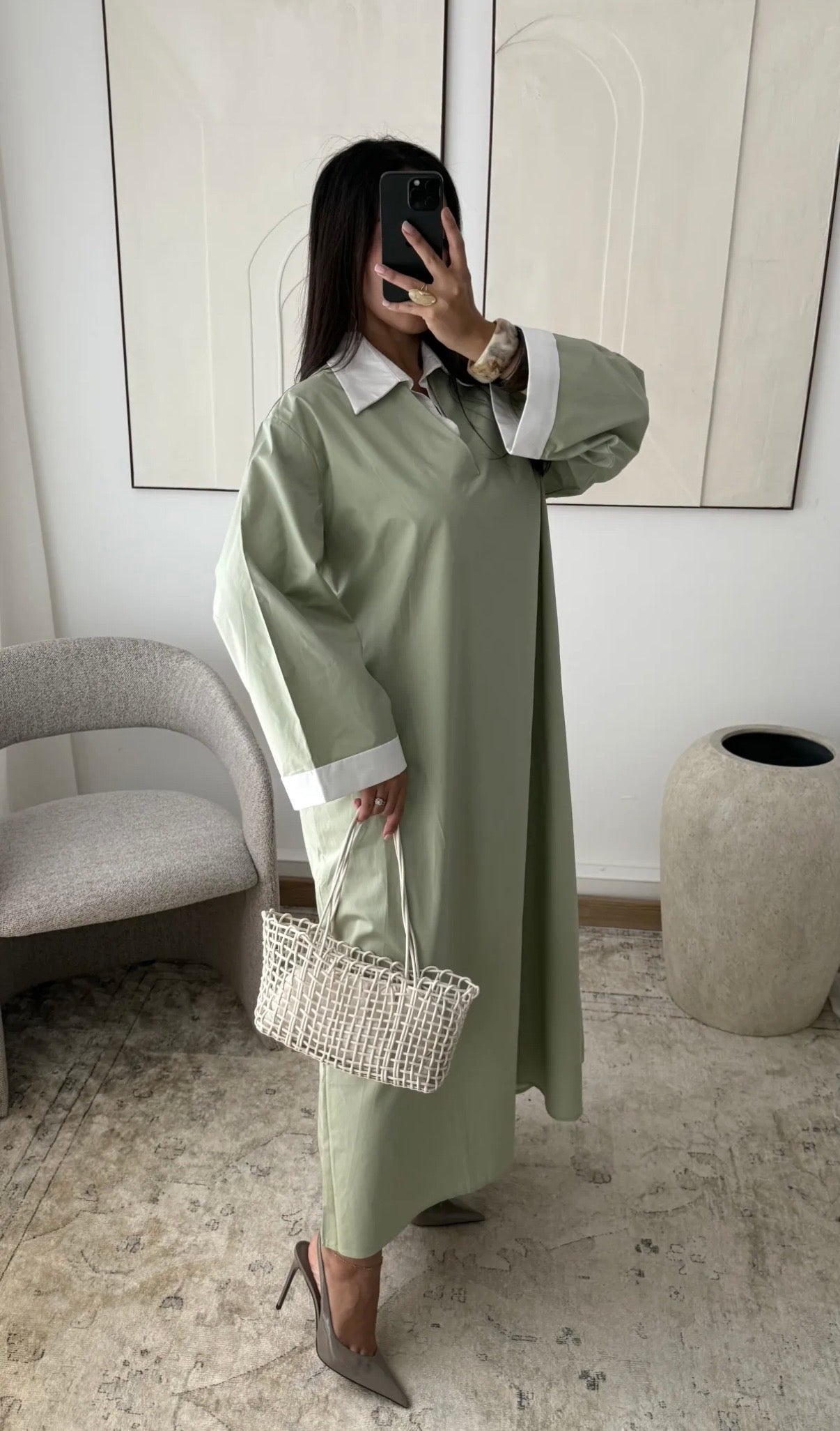 Vestido elegante minimalista con cuello camisero