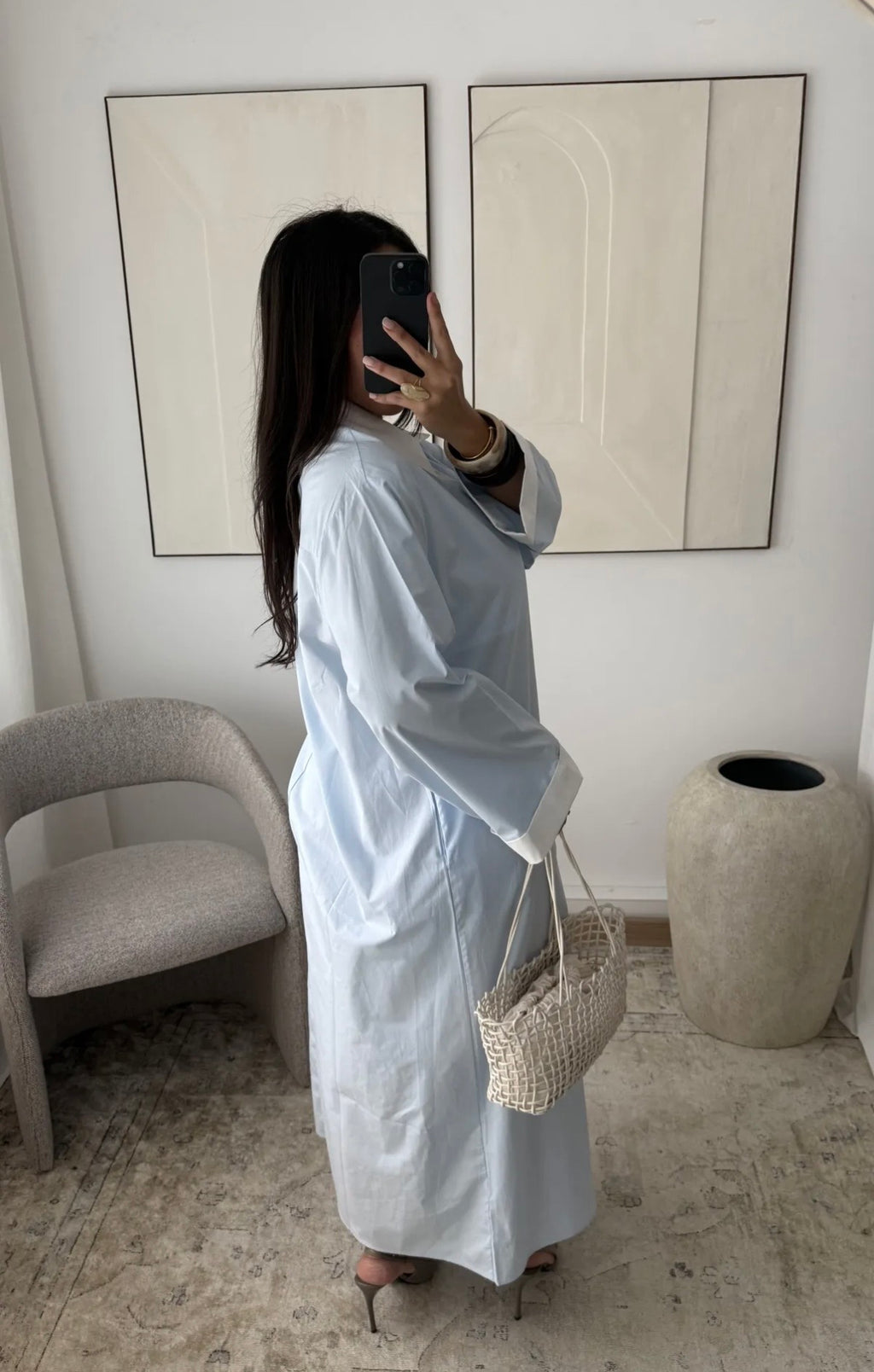 Vestido elegante minimalista con cuello camisero