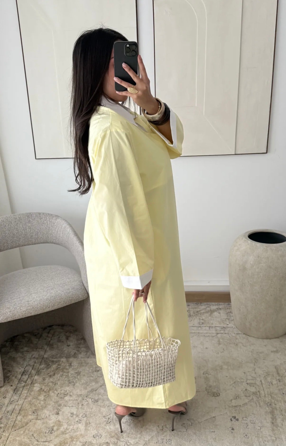 Vestido elegante minimalista con cuello camisero