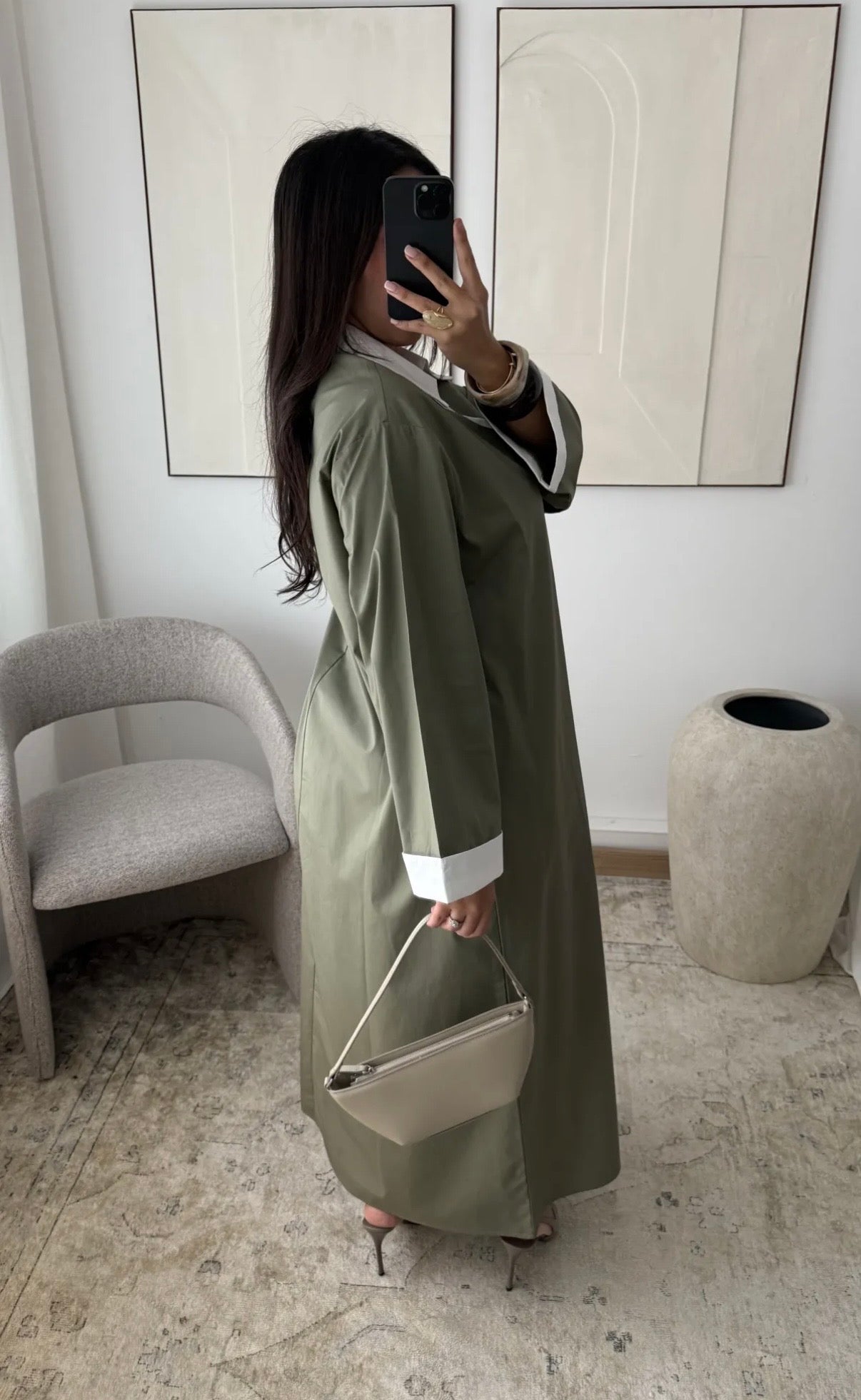 Vestido elegante minimalista con cuello camisero