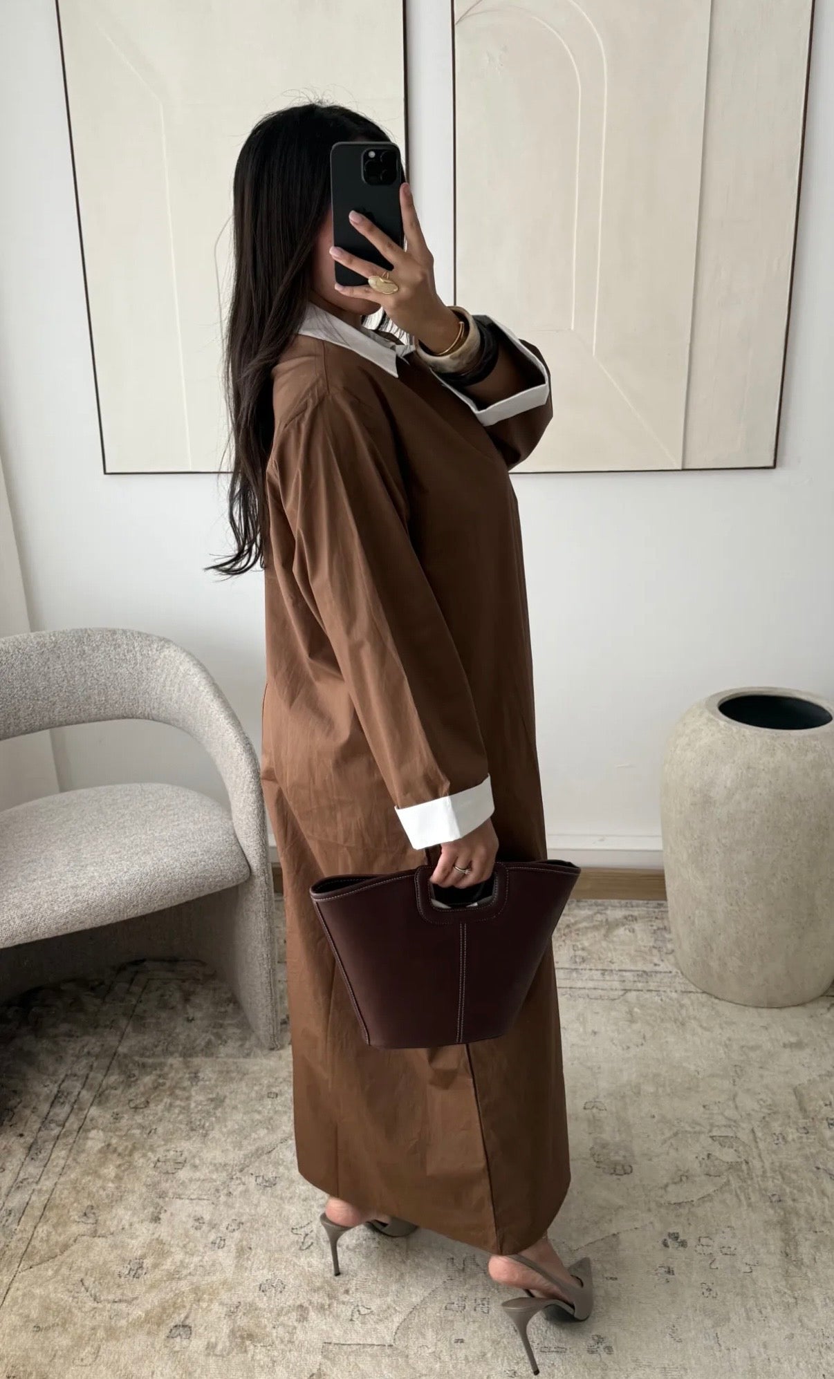 Vestido elegante minimalista con cuello camisero