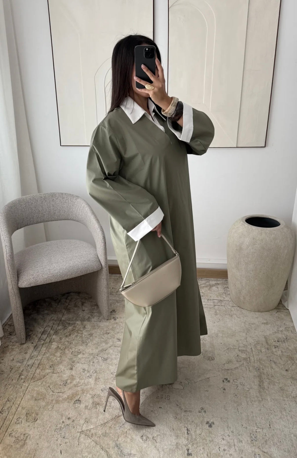 Vestido elegante minimalista con cuello camisero