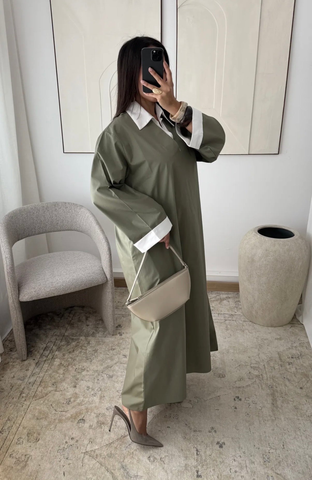 Vestido elegante minimalista con cuello camisero