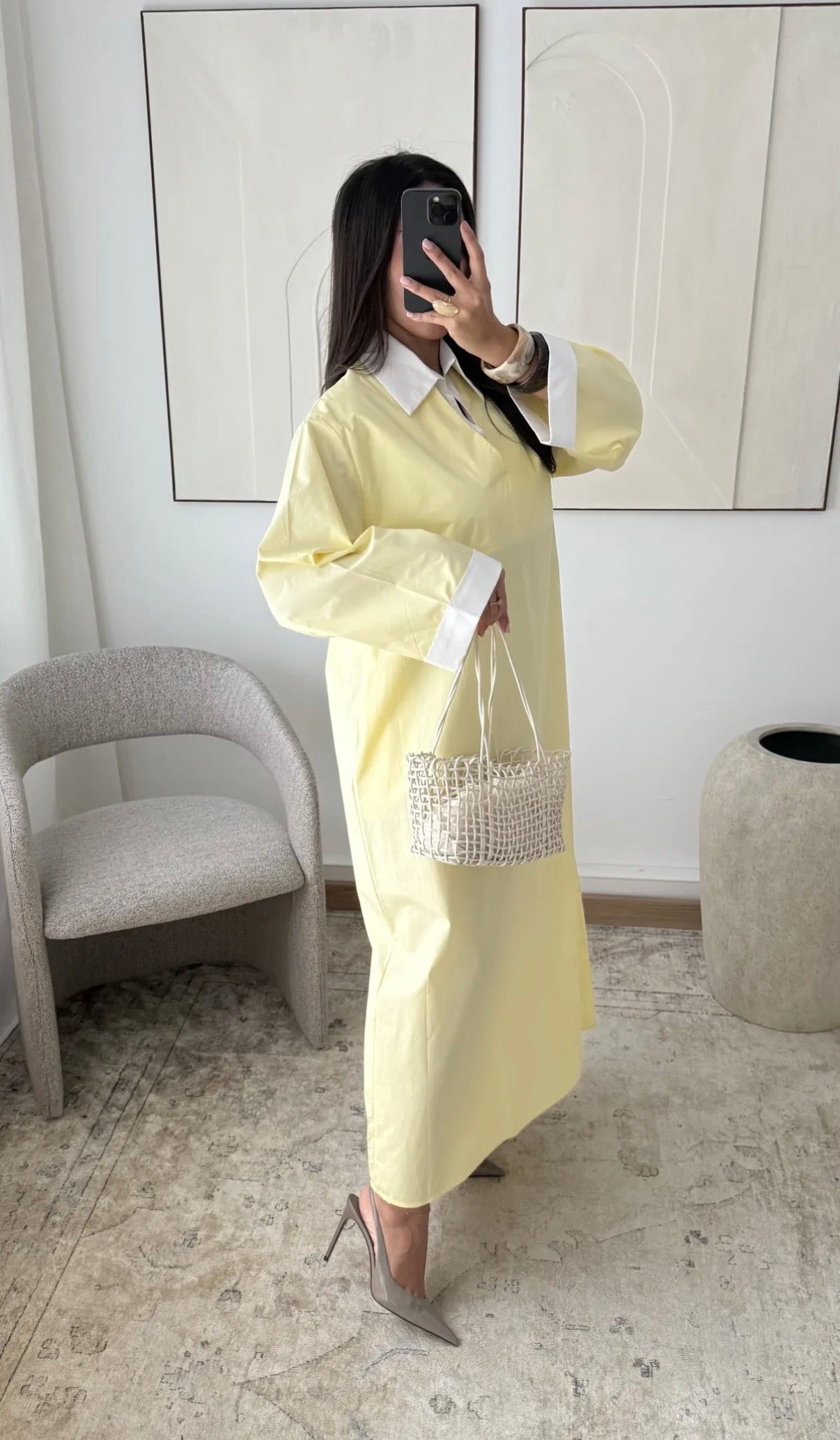 Vestido elegante minimalista con cuello camisero