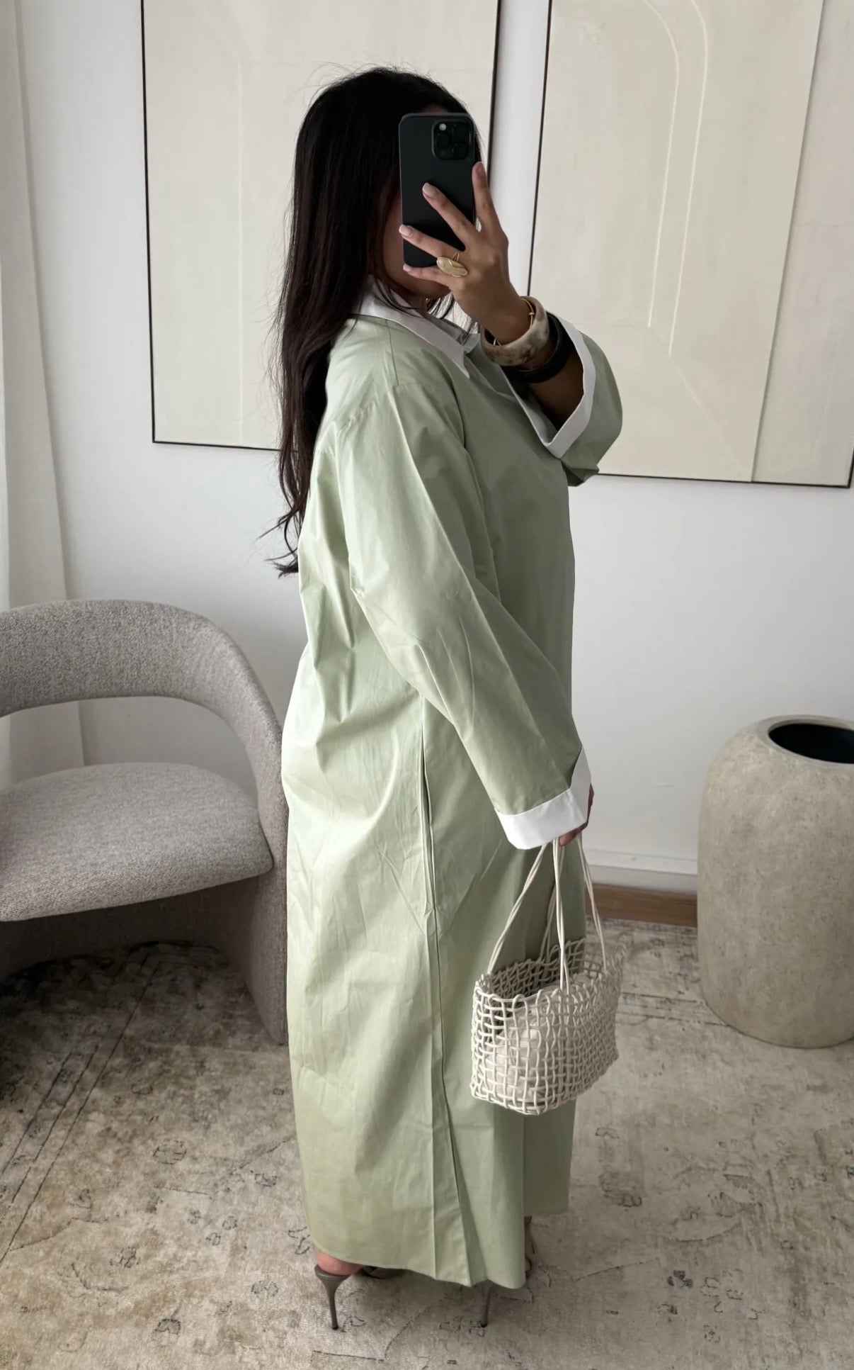 Vestido elegante minimalista con cuello camisero