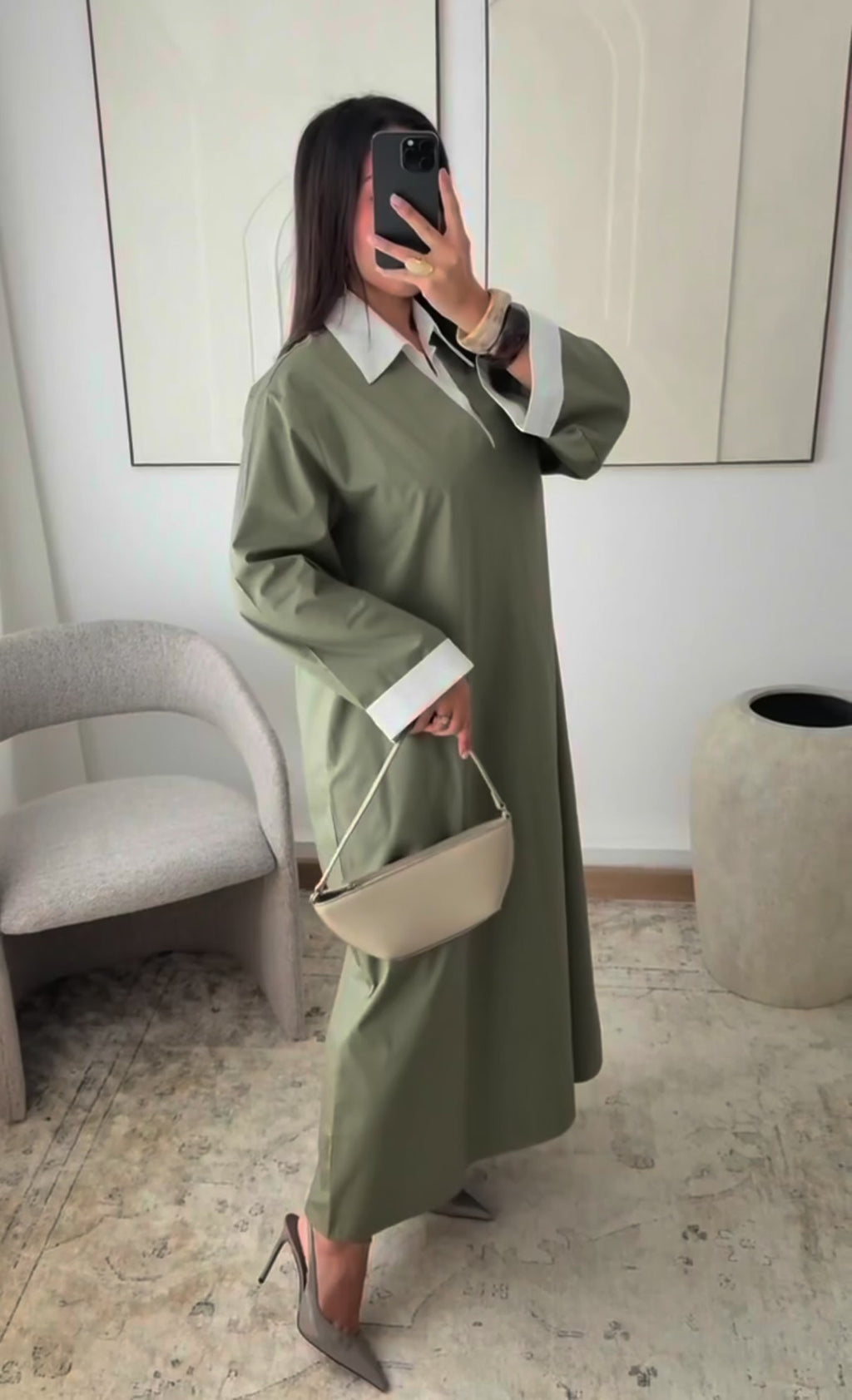 Vestido elegante minimalista con cuello camisero